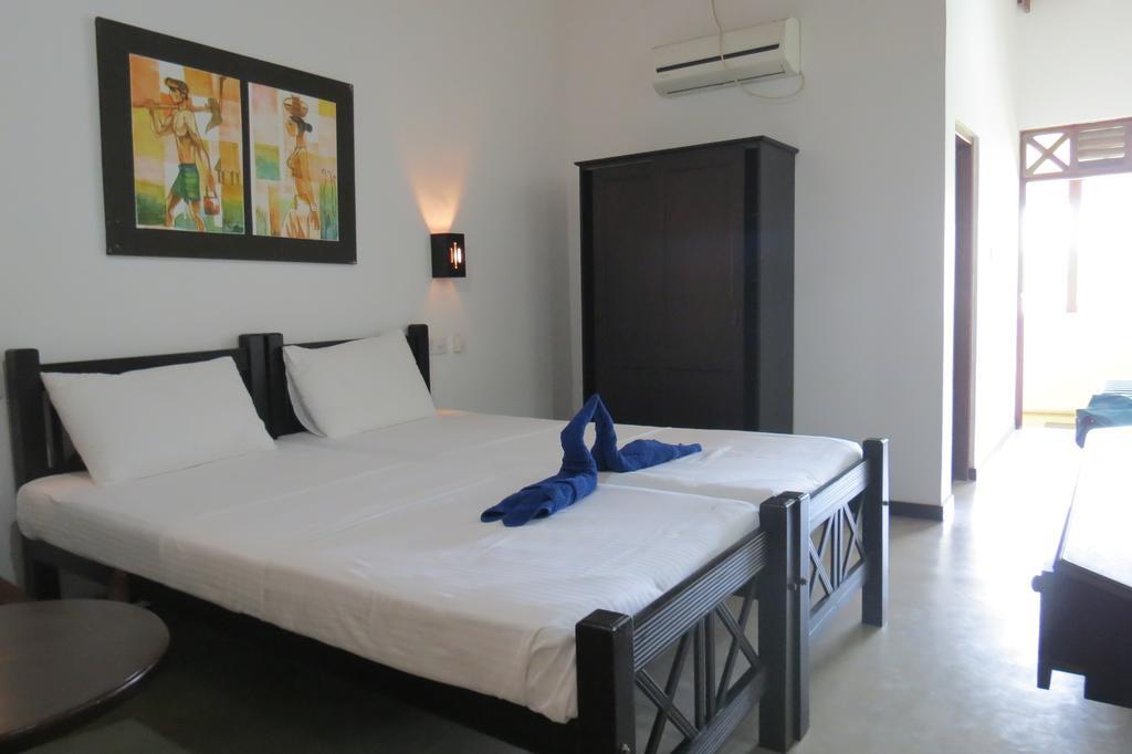 Scandinavia Hotel Hikkaduwa Room photo